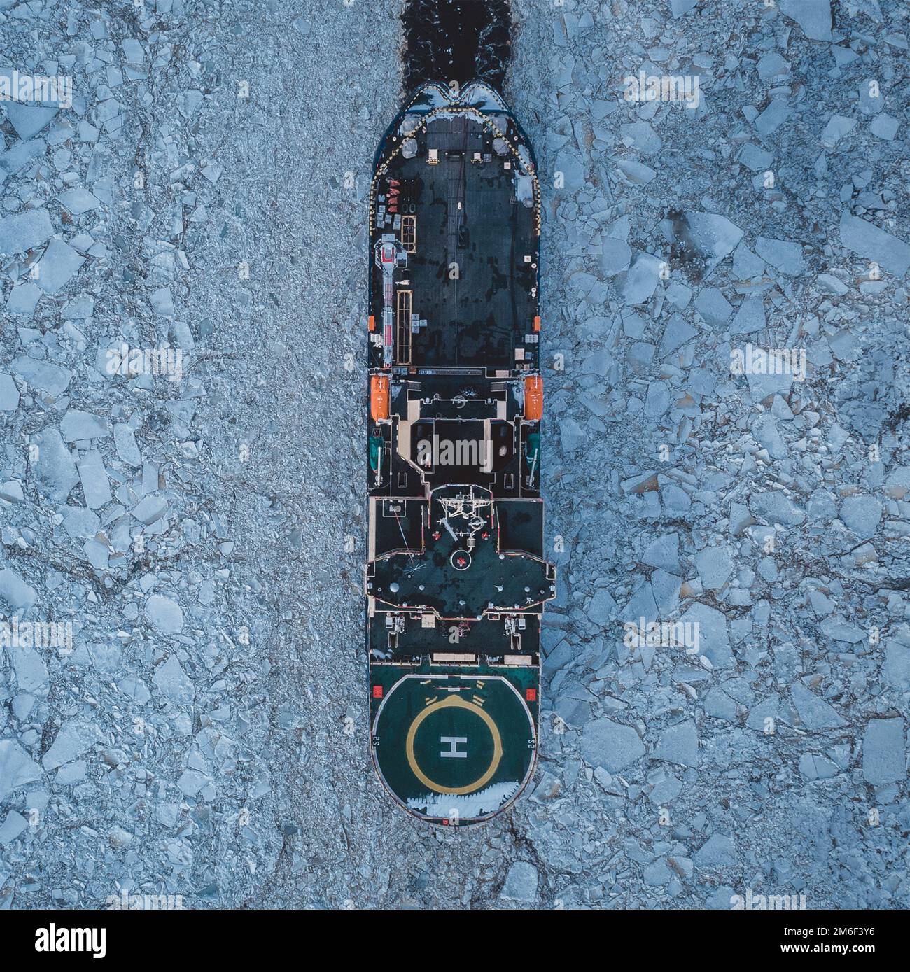 Bateau navigue sur une baie de glace. Navigation de mer en hiver. Banque D'Images