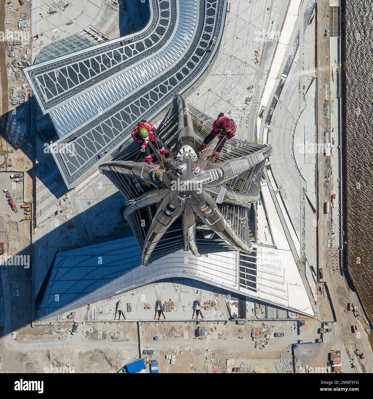 Les installateurs de travailleurs en hauteur travaillent au sommet du gratte-ciel. Banque D'Images