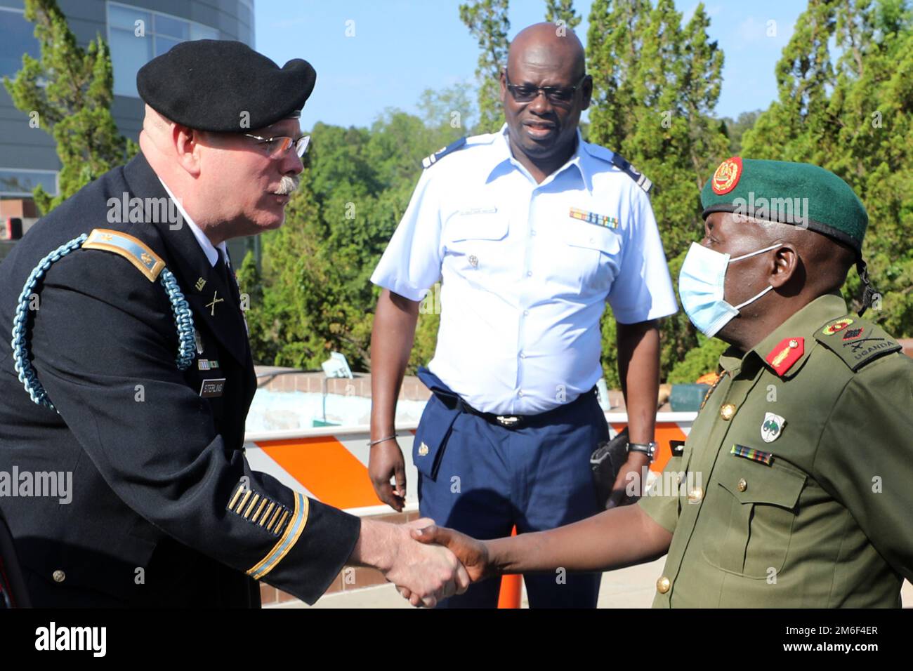 Le Maj. Mike Sterling, directeur du partenariat de la Garde nationale de Caroline du Nord, salue le Brig des Forces de défense populaires ougandaises. Le général Godard Bustingye au Conseil consultatif du Forum sur le droit militaire africain au quartier général de la Force conjointe du CNGNC à Raleigh, en Caroline du Nord, en 26 avril - 28, 2022. La conférence, créée par le Commandement de l'Afrique des États-Unis, a réuni des conseillers juridiques militaires africains de plusieurs pays, dont le Botswana, l'un des pairs du Programme de partenariat d'État du CNG, et le Nigeria, le Cameroun, la Namibie, le Burkina Faso, Ouganda, Tunisie, Niger, Malawi, Burundi, Et les leaders du CNG, y compris les États-Unis Armée Brig. GE Banque D'Images