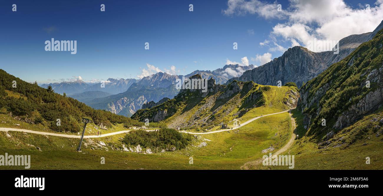 Panorama d'un paysage de montagne par temps ensoleillé Banque D'Images