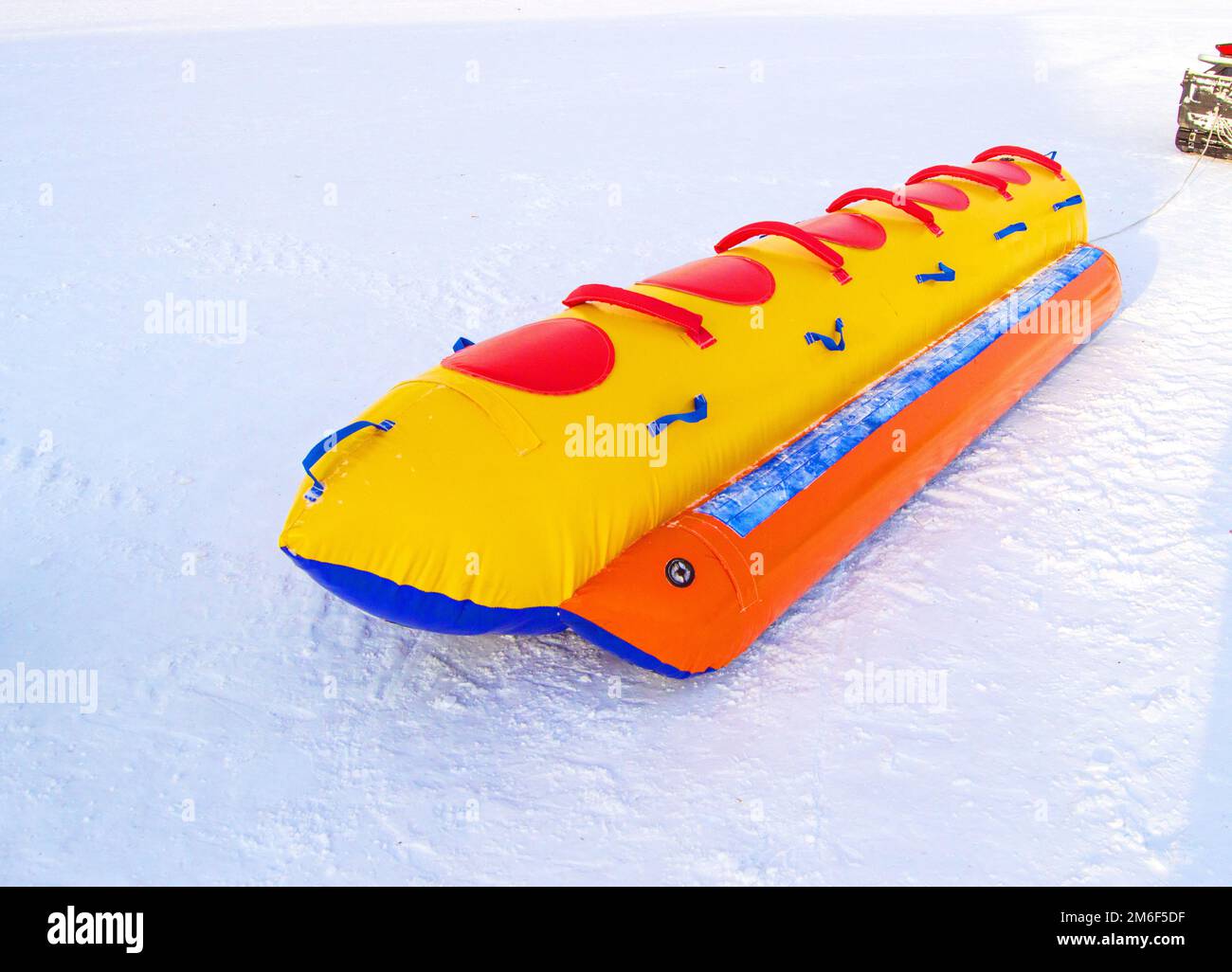 Traîneau gonflable à plusieurs places en caoutchouc pour le ski à grande vitesse en hiver, concept d'activité d'hiver an Banque D'Images