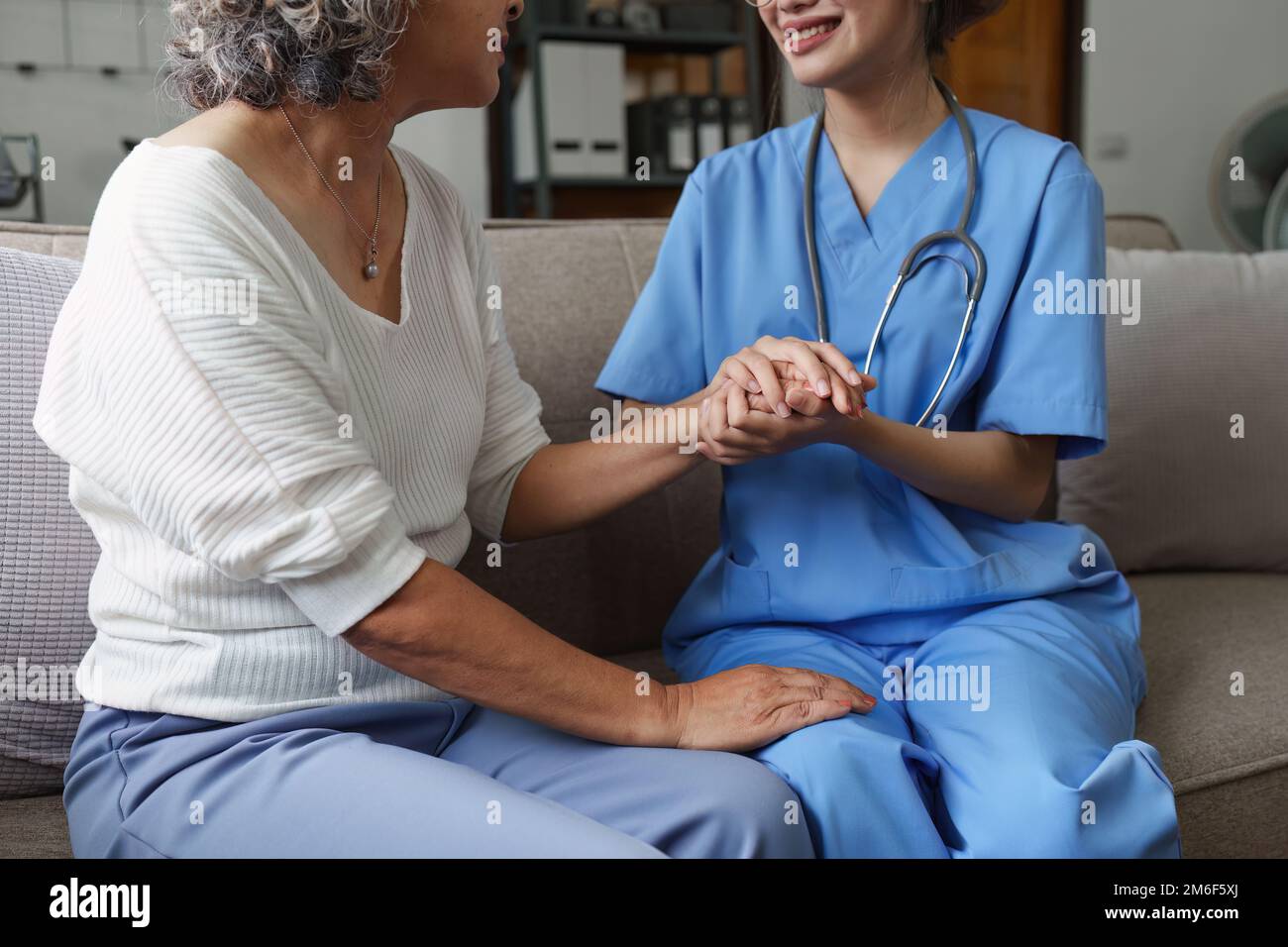 Jeune infirmière asiatique prenant soin des patients ou des personnes âgées à la maison. concept de soins infirmiers à domicile Banque D'Images
