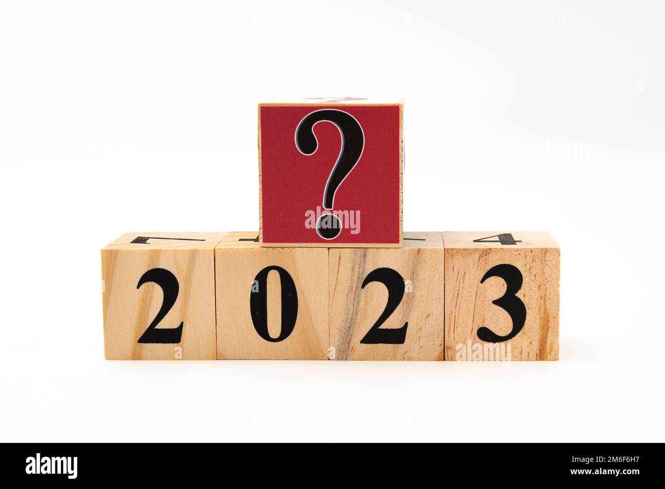 2023 avec un point d'interrogation écrit sur des blocs de bois dans le sens horizontal et isolé sur fond blanc avec espace de copie. Banque D'Images