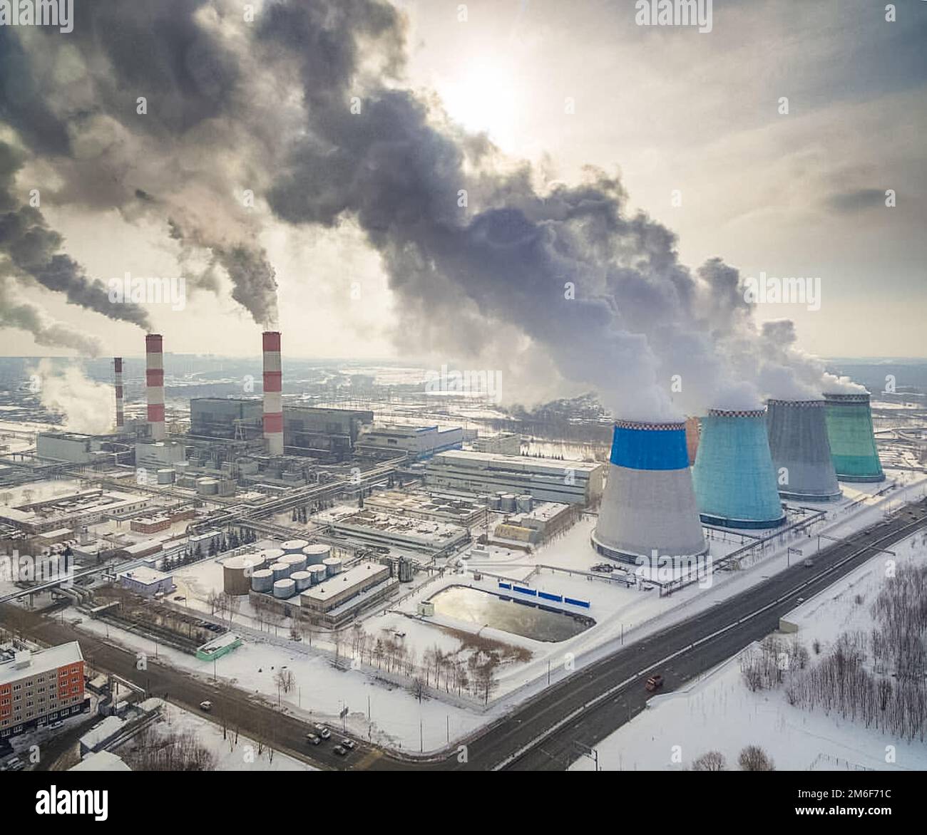 Fumée et vapeur des tuyaux de la chaudière en ville. Banque D'Images
