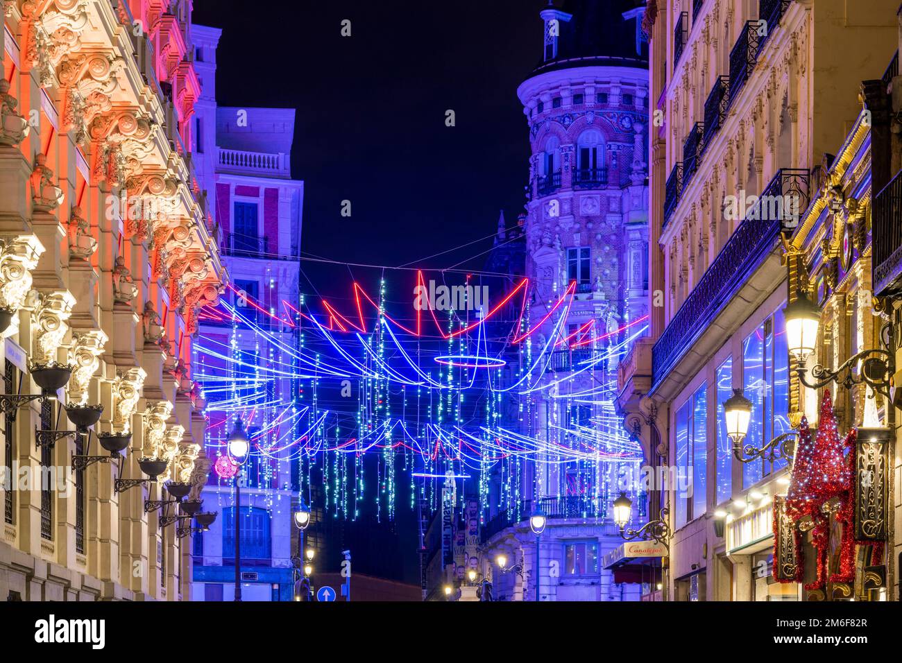 Rue ornée de lumières de Noël à Madrid, Espagne Banque D'Images