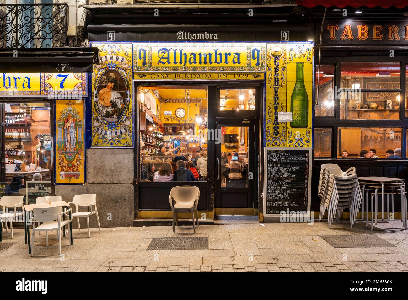 Vue panoramique nocturne d'un bar-restaurant dans le Barrio de Las Letras ou le quartier littéraire, Madrid, Espagne Banque D'Images