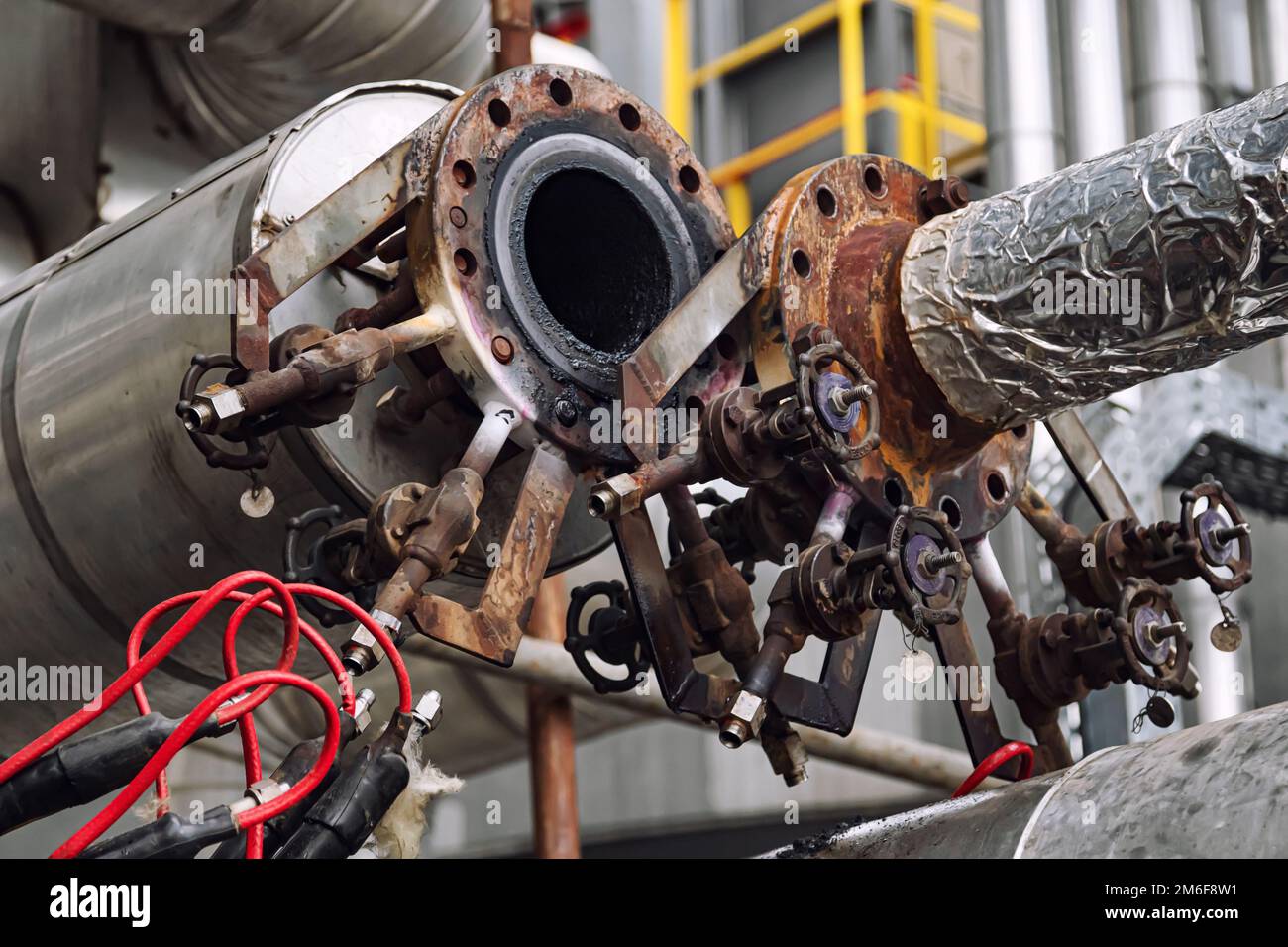 Travaux de réparation complexes sur le pipeline de transfert de la raffinerie de pétrole Banque D'Images