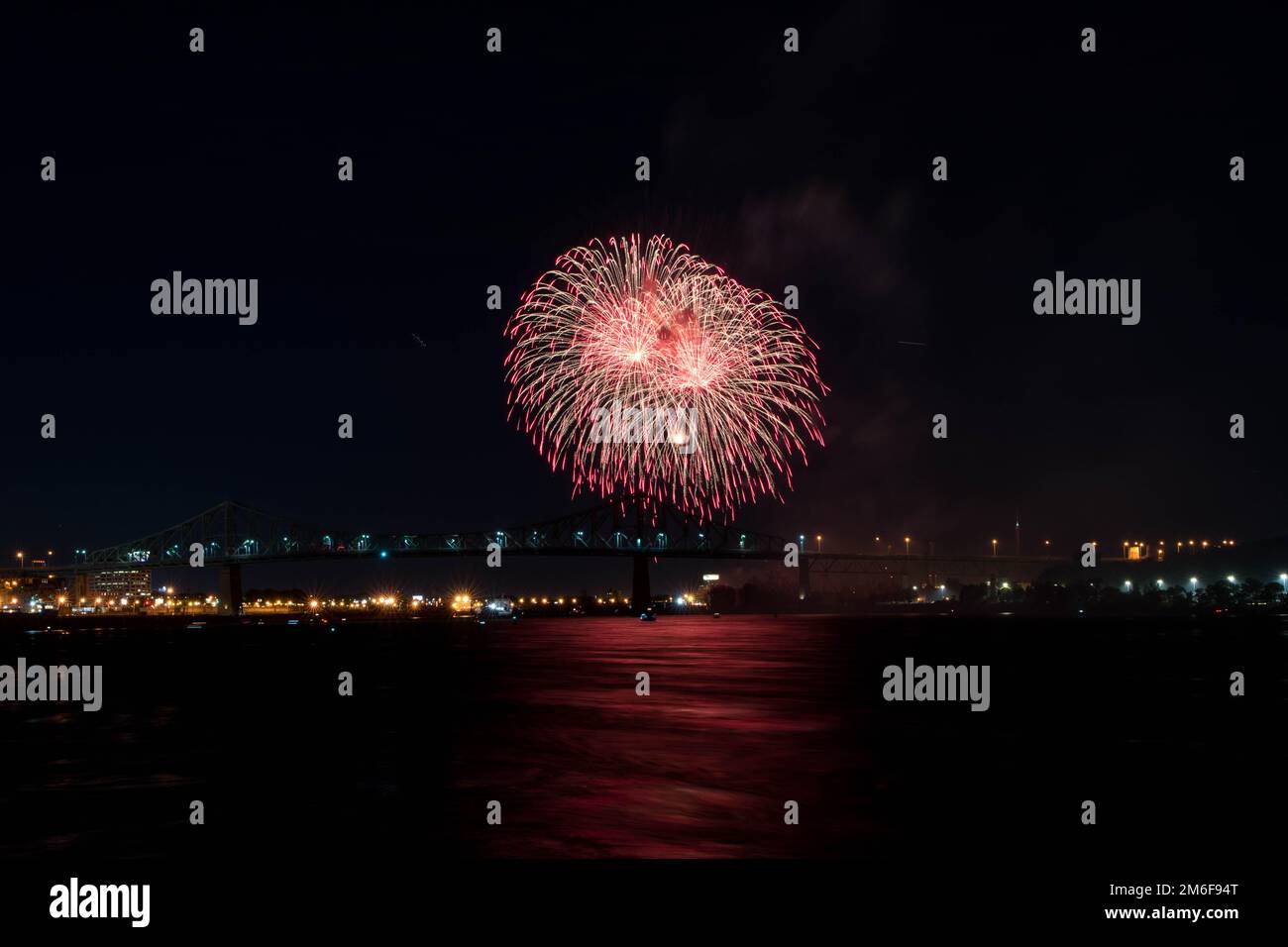 Feux d'artifice. Jacques-Cartier Montréal. Feux d'artifice avec réflexion sur l'eau.arrière-plan de feux d'artifice et espace pour le texte.feux d'artifice dans le ciel.feu d'artifice Panorama Banque D'Images