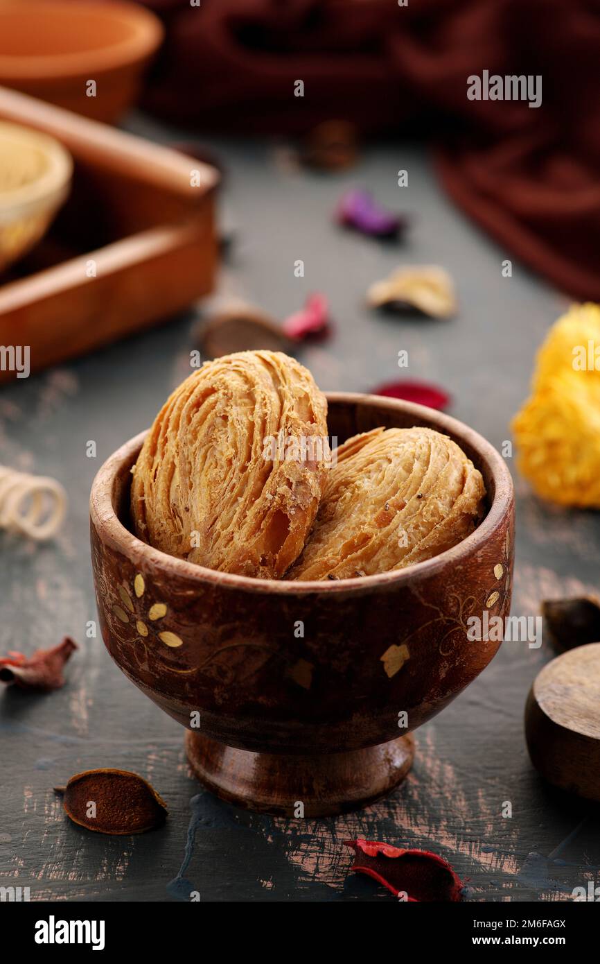 Boulangerie Fain Puff ou Kari avec Ajwain et farine - En-cas indien Banque D'Images