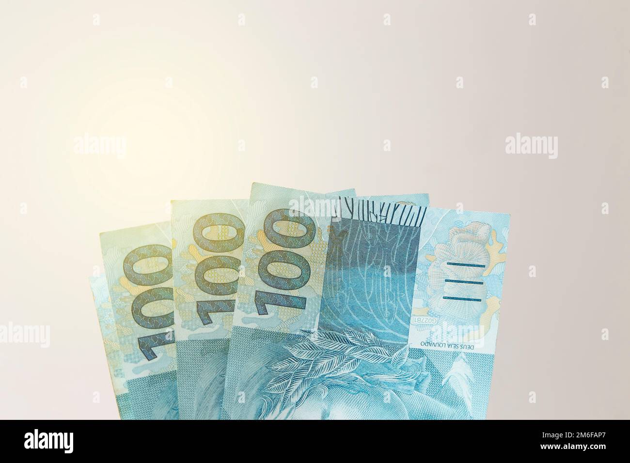 l'argent du brésil empilé sur une surface blanche - plusieurs centaines de factures réelles Banque D'Images