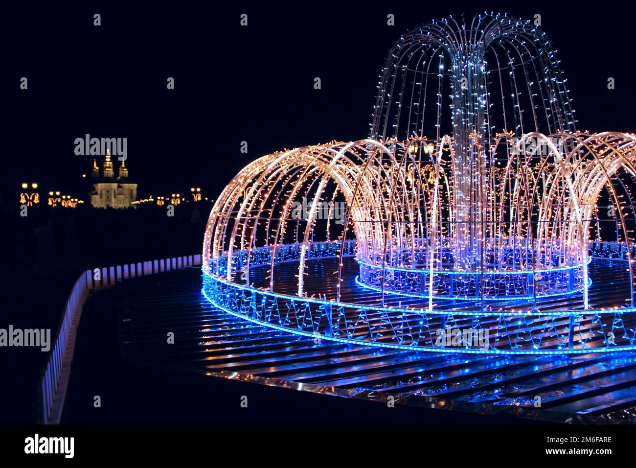 Fontaine artificielle faite de LED avec des lumières colorées. Guirlande colorée du nouvel an. Les lumières du nouvel an. Banque D'Images