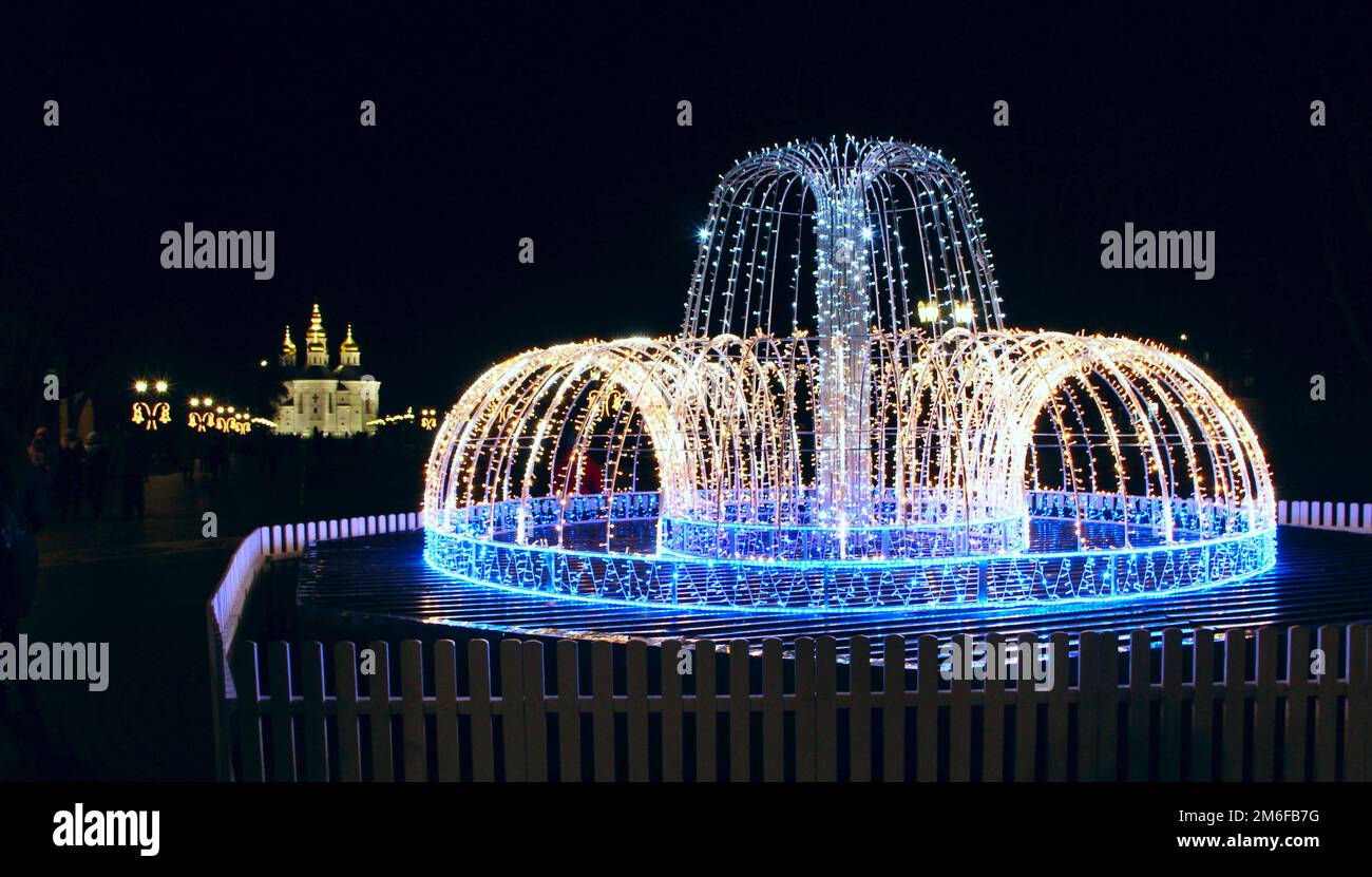 Fontaine artificielle faite de LED avec des lumières colorées. Guirlande colorée du nouvel an. Les lumières du nouvel an. Banque D'Images