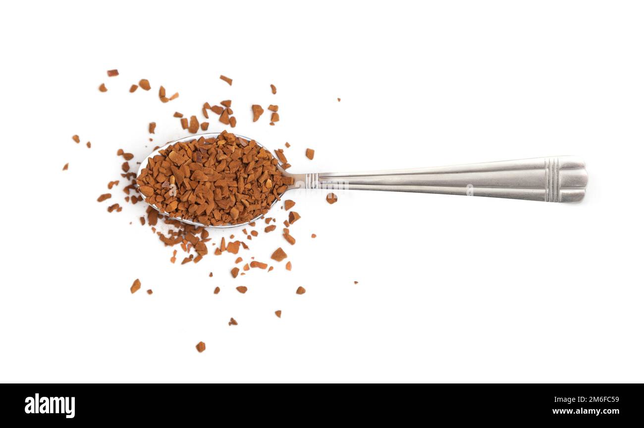 Cuillère avec grains de café instantanés sur fond blanc Banque D'Images