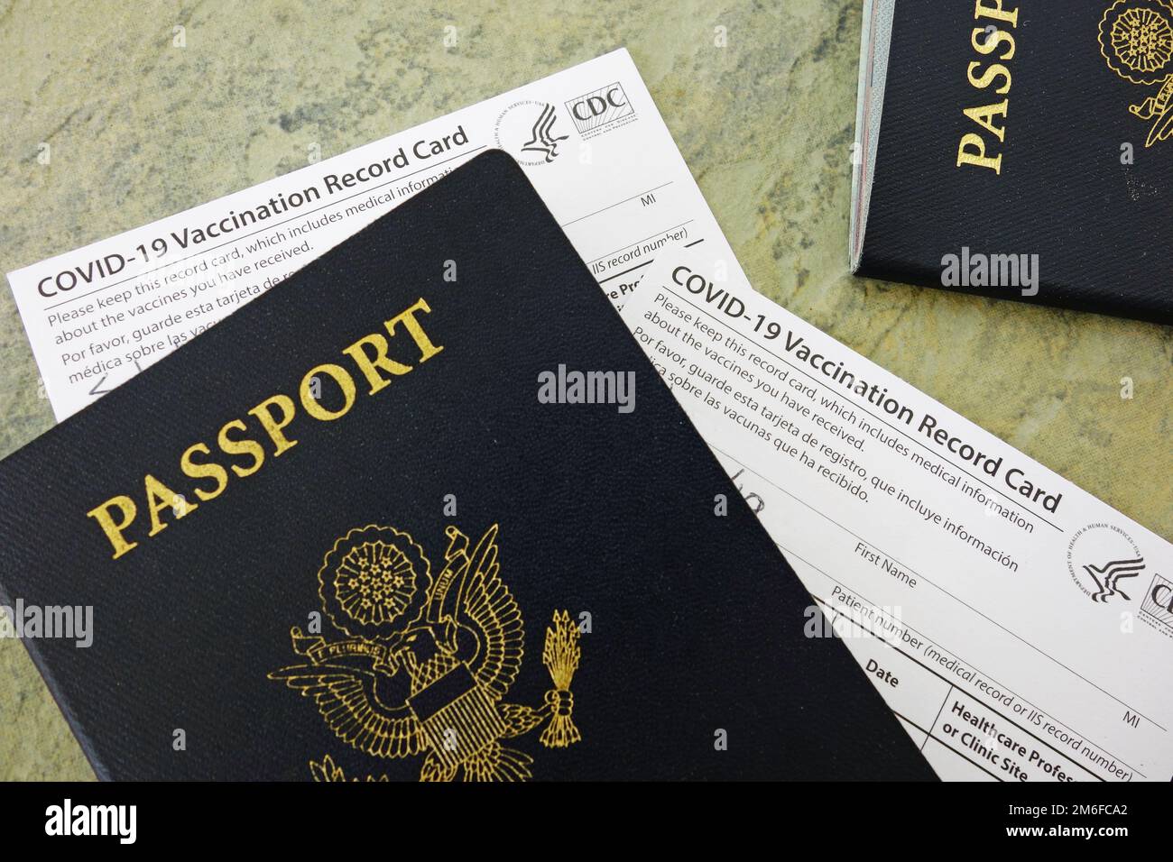 PASSEPORT AMÉRICAIN avec cartes de vaccination COVID-19, délivré par les CDC des États-Unis pour indiquer qu'une vaccine a été vaccinée Banque D'Images