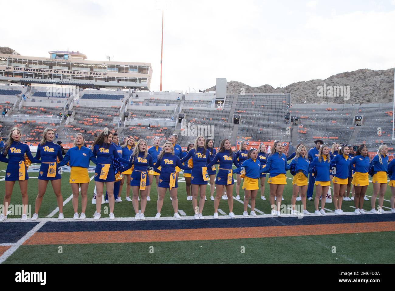 Pitt Panthers cheerleaders après le Tony The Tiger Sun Bowl 2022 entre les Bruins UCLA et les Pitt Panthers à El Paso, TX, le 30 décembre 2022 à l'UTEP Banque D'Images