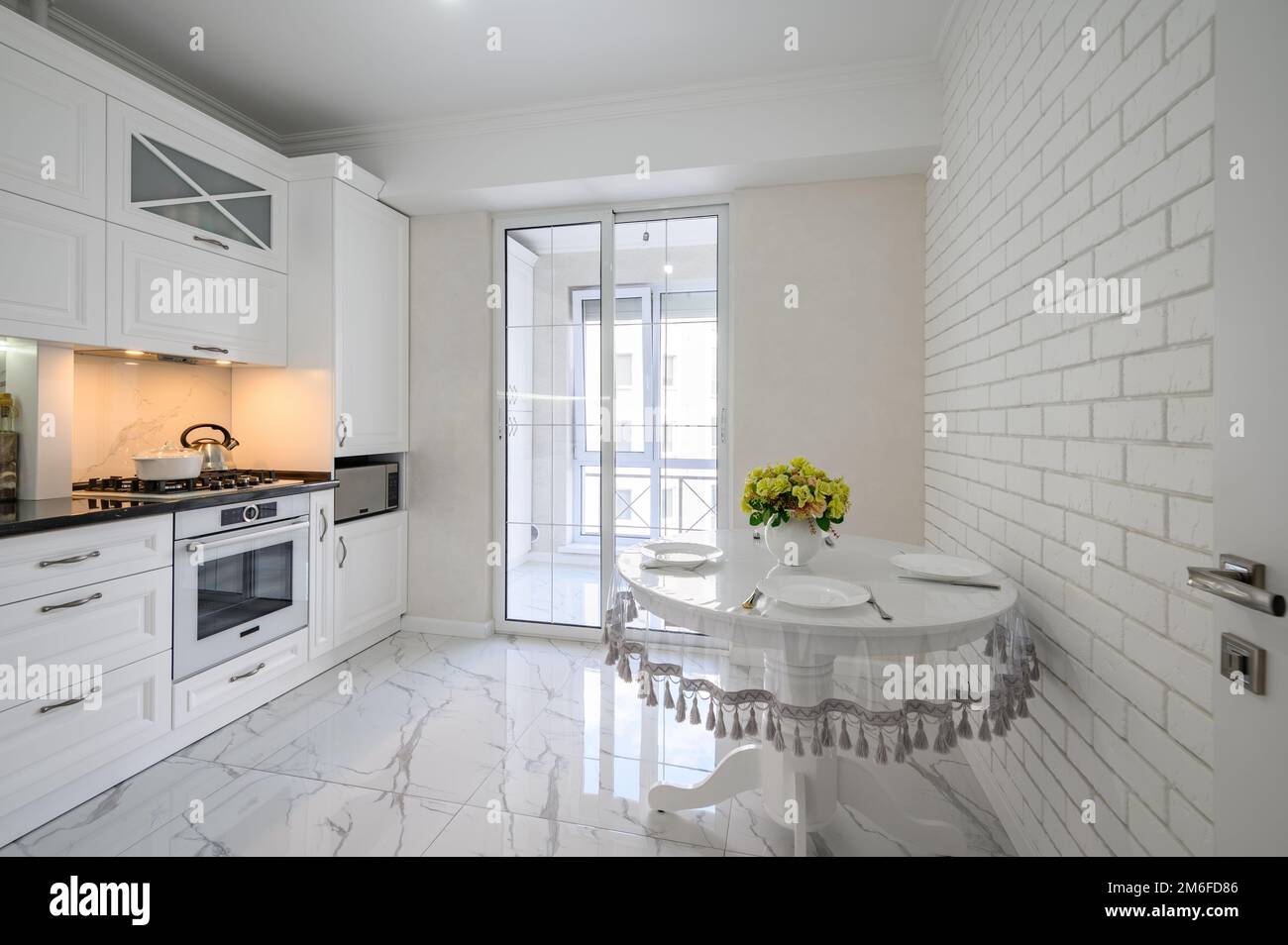 Intérieur de cuisine moderne et blanc luxueux Banque D'Images