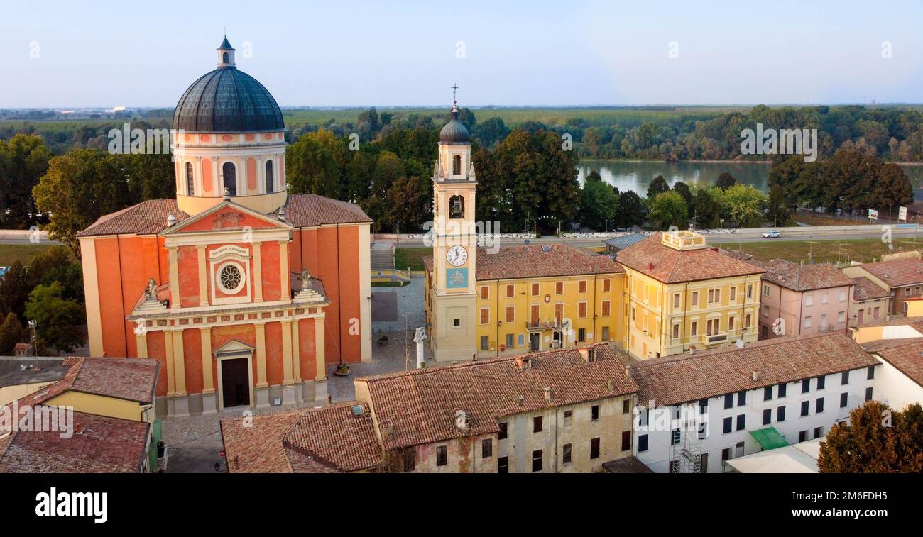 Vue aérienne de la cathédrale de Boretto , Émilie-Romagne. Italie Banque D'Images