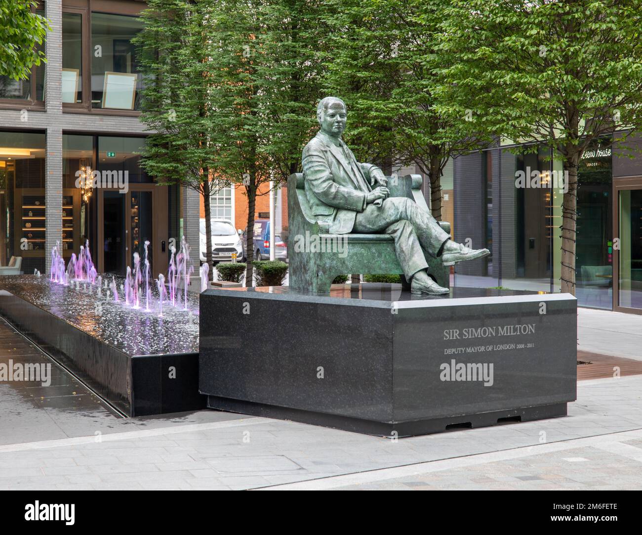 La statue de Sir Simon Milton, maire adjoint de Londres près de Tower Bridge et Potters Field Park Banque D'Images