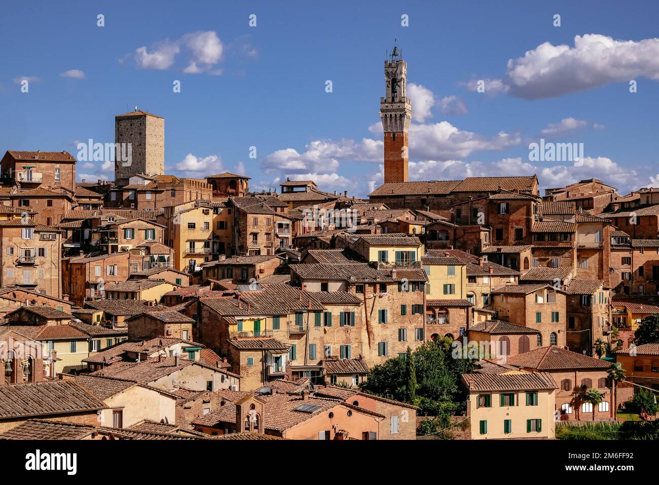 Vue panoramique de Sienne avec toits carrelés, Duomo et Torre del Mangia - Toscane, Italie Banque D'Images