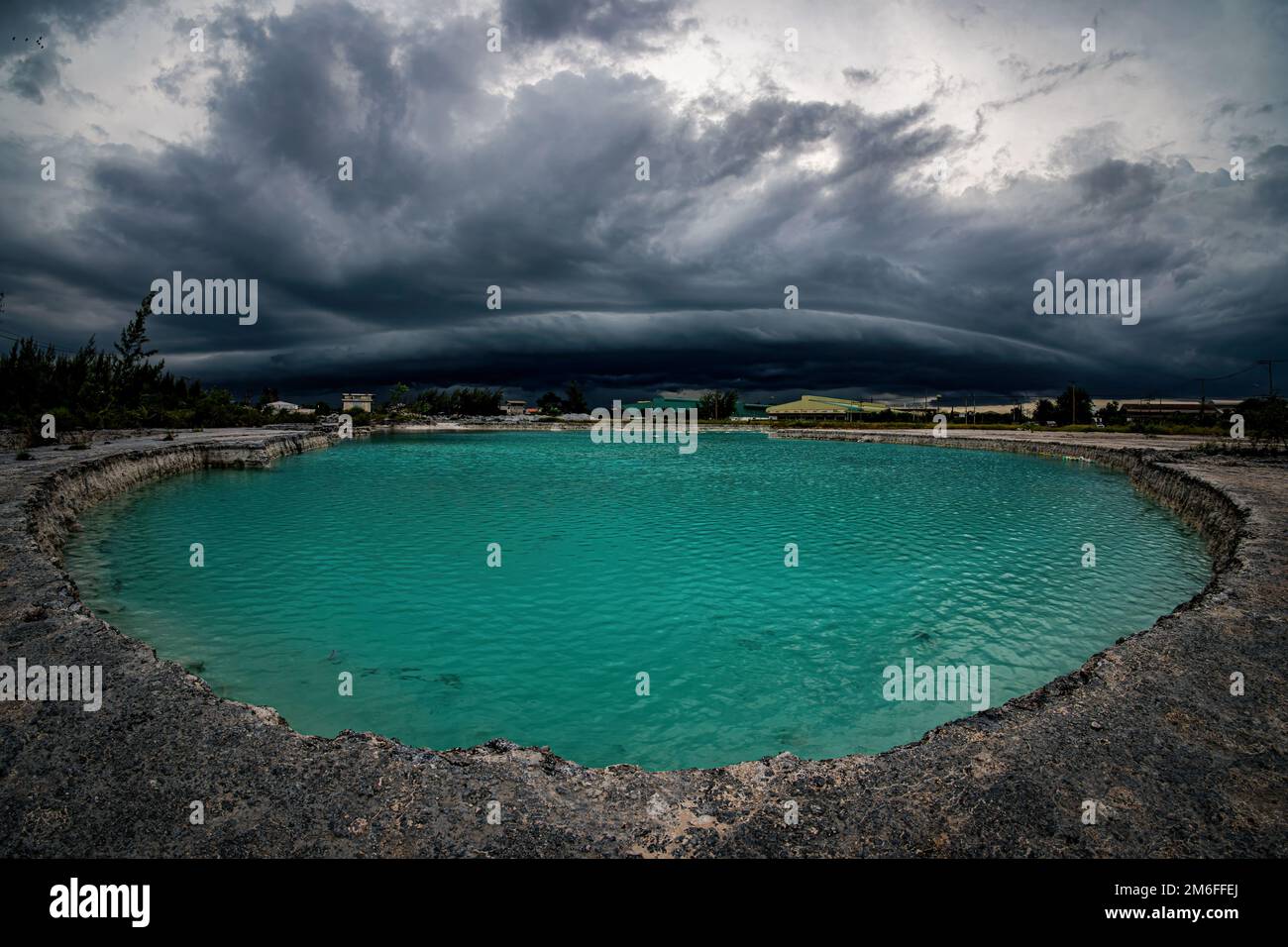 Les grands nuages noirs d'orage ou nuage d'Arcus, sont au-dessus de l'étang d'émeraude. Banque D'Images