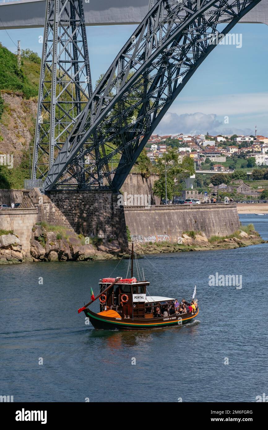 Bateau Rabelo traditionnel coloré et touristique dans le fleuve Douro à Porto, Portugal - 6 ponts croisière Banque D'Images