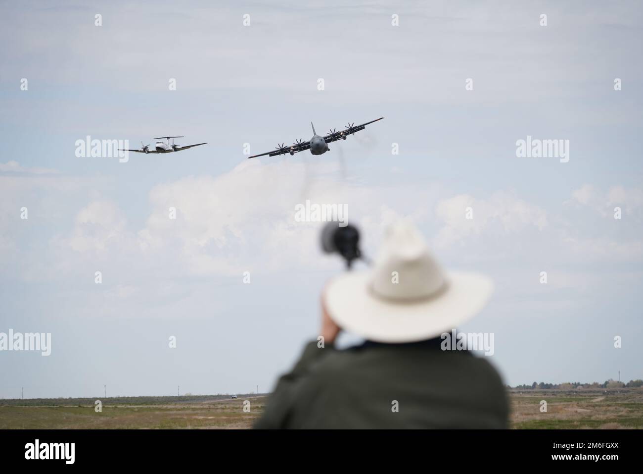 Frederick Johnsen, un éditeur de General Aviation News, prend des photos de l'aéronef C-130H de l'aile 153rd du transport aérien équipé du système modulaire de lutte contre l'incendie aéroporté (MAFFS) pendant la formation du MAFFS Gowen Field, Boise, Idaho 27 avril 2022. L'équipage de la Garde nationale aérienne de l'aile de transport aérien 152nd de la Garde nationale aérienne du Nevada, de la Garde nationale aérienne de Californie, de l'aile de transport aérien 146th, de l'aile de transport aérien 153rd de la Garde nationale aérienne du Wyoming et des États-Unis La 302nd Airlift Wing de la Réserve de la Force aérienne, s'entraîne ensemble pour accomplir leur certification de lutte contre les incendies aériens aux côtés des États-Unis Service forestier et autre Banque D'Images