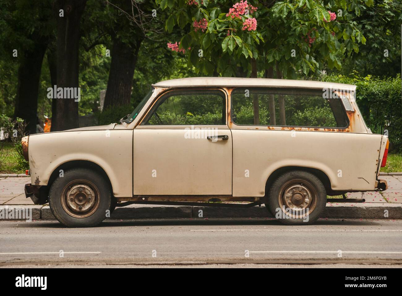 Vieux vieux vieux vintage abandonné négligée Trabant voiture de près Banque D'Images