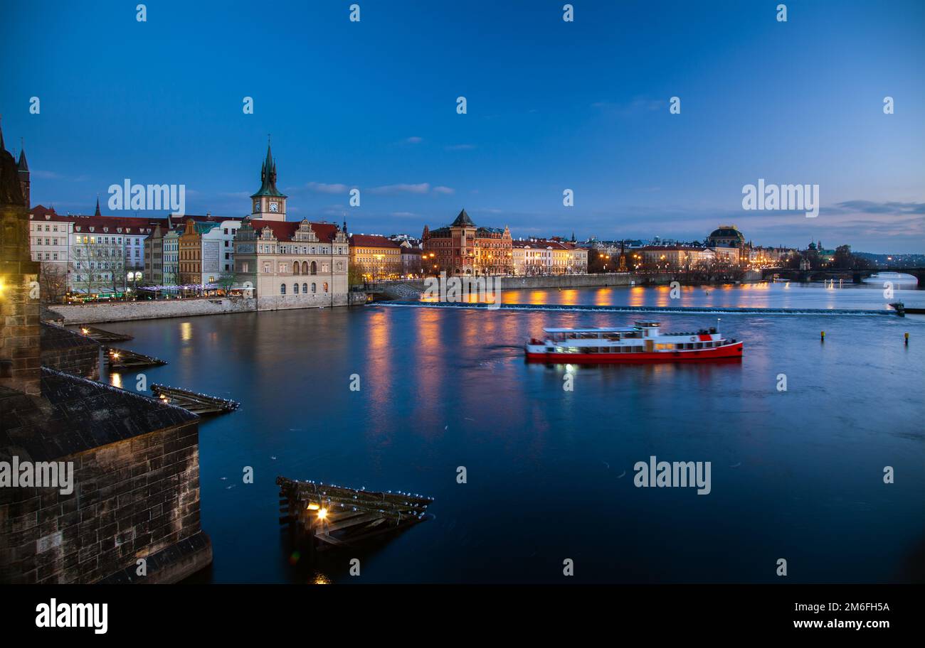 Vue depuis le pont Charles la nuit Banque D'Images