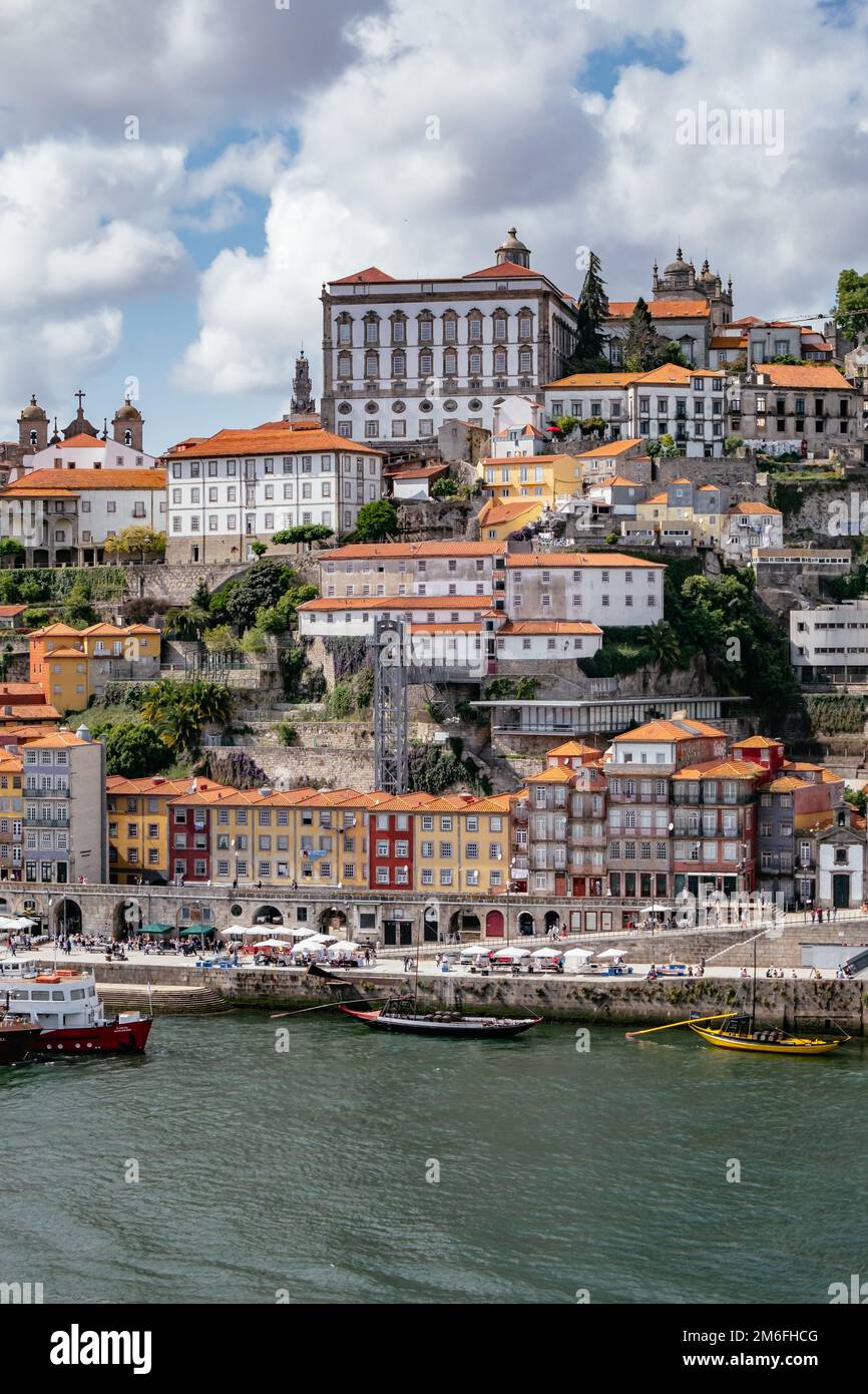 Vue panoramique sur Ribeira et le Douro à Porto, Portugal Banque D'Images