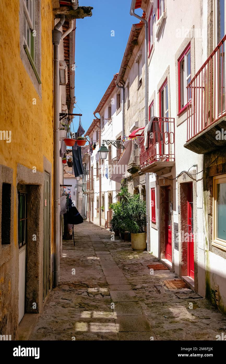 Petite allée étroite avec maisons traditionnelles dans la vieille ville - Viana do Castelo, Portugal Banque D'Images