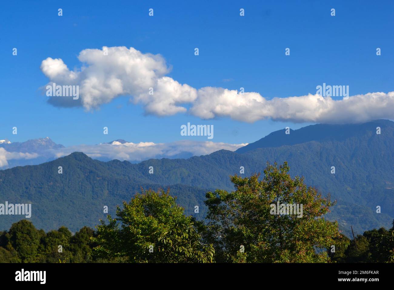 Vue panoramique sur la majestueuse chaîne de montagnes de l'Himalaya avec des sommets enneigés de Sikkim Banque D'Images