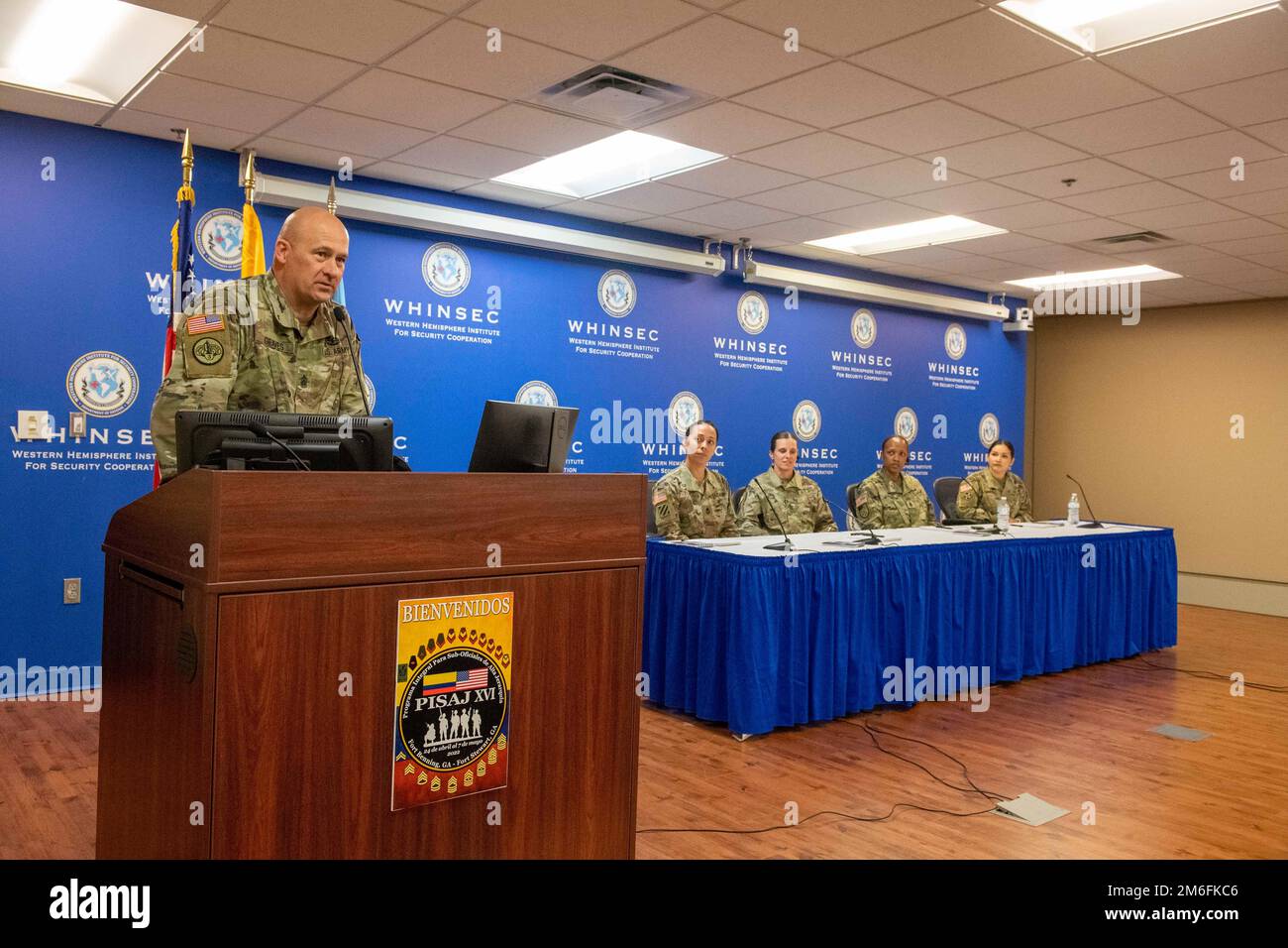 ÉTATS-UNIS Le chef de commandement, Maj Ronald J. graves, Conseiller principal de l'Armée du Sud, parle d'un pannel d'intégration des sexes lors de la itération 16th du Programa Integral para Sub-Oficiales de Alta Jerarquía à fort Benning, en Géorgie, en 28 avril 2022. Le PISAJ est un engagement semi-annuel de l'armée à l'armée colombienne et de leurs sergents Major academy axé sur le renforcement des compétences des hauts dirigeants et l'instillation de la nécessité d'opérations conjointes dans un monde complexe. Banque D'Images