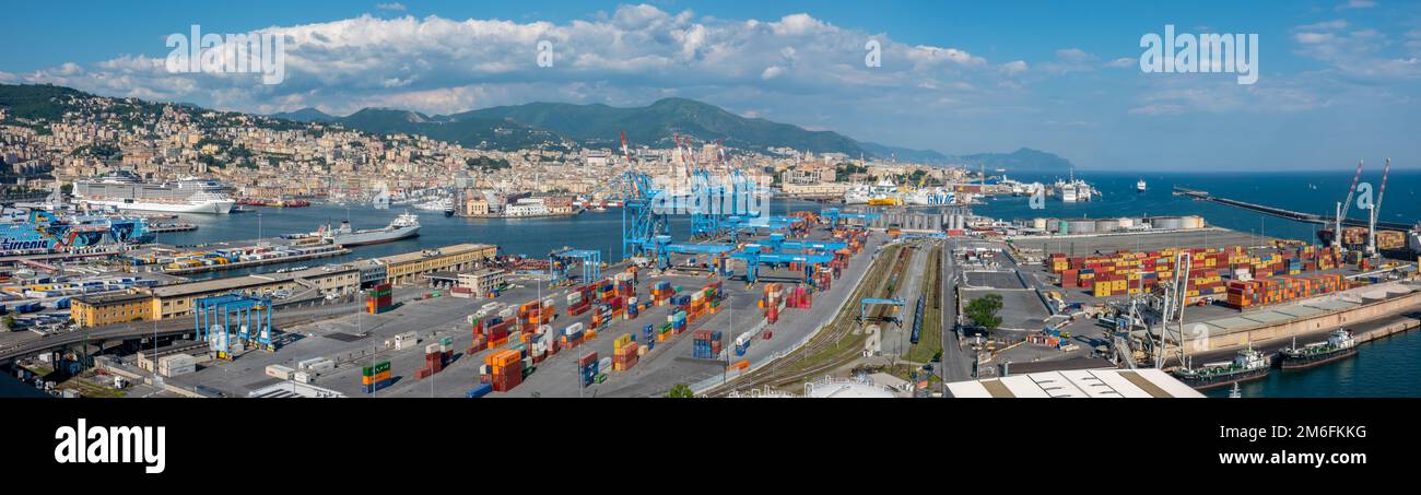 Gênes, Italie - 06 06 2021: Vue panoramique sur le port de Gênes, Italie. Banque D'Images