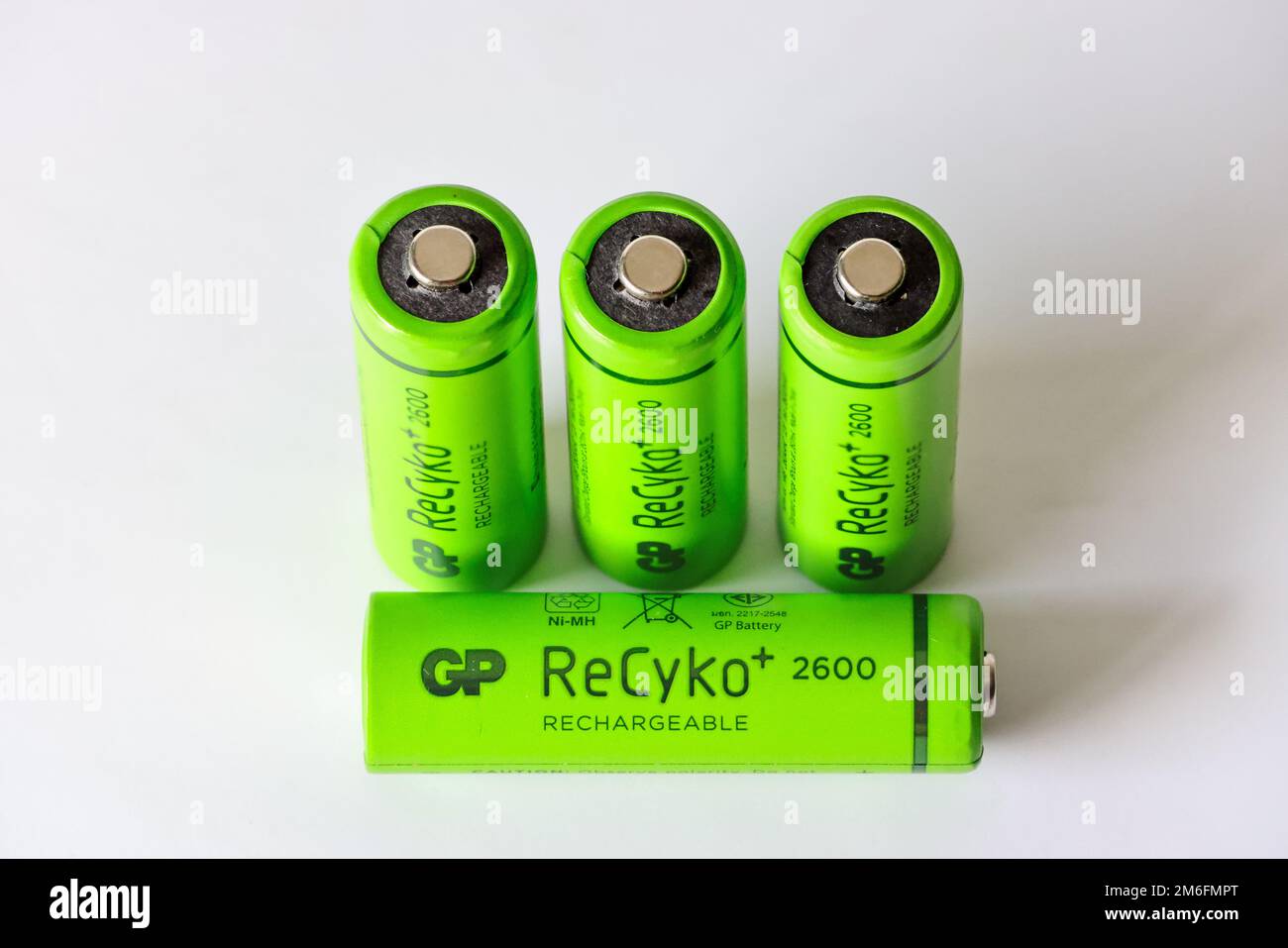 Un gros plan de quatre piles rechargeables écologiques Recyko Banque D'Images