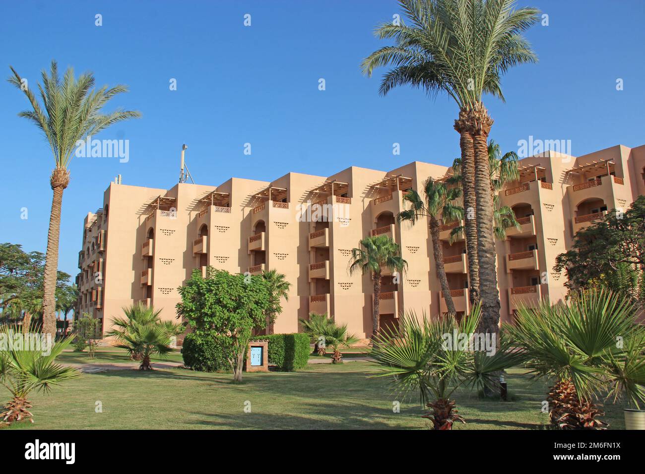 Complexe tropical en Egypte. Personnes nageant en mer. Les touristes se détendent sur la plage Banque D'Images