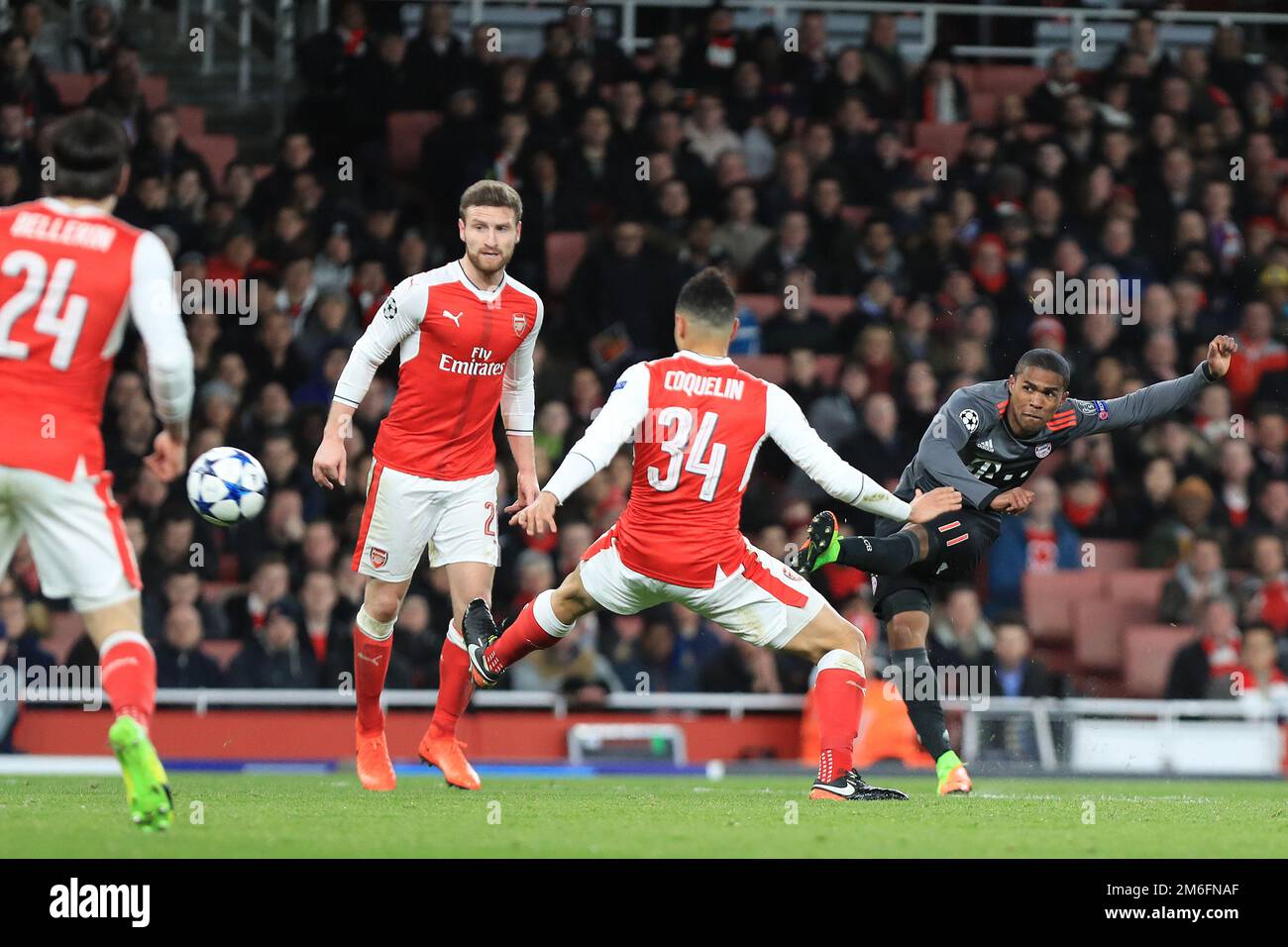 Douglas Costa of Bayern Munich a obtenu ses scores 1-3 - Arsenal v Bayern Munich, UEFA Champions League - Round of 16 second leg, Emirates Stadium, Londres - 7th mars 2017. Banque D'Images