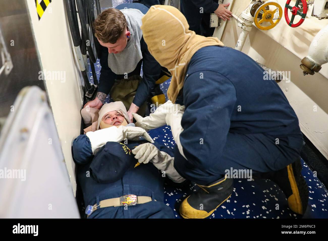 220427-N-UN585-2174 MER MÉDITERRANÉE (27 avril 2022) Cmdr. Scott Jones, à gauche, commandant du destroyer de missile guidé de classe Arleigh Burke USS Ross (DDG 71) simule une blessure alors que Fire Controlman 2nd classe Brandon Quinn, centre, et Gunner's Mate 2nd classe Robert Tavares fournissent une assistance médicale lors d'un dernier exercice de bataille à bord du navire, 27 avril 2022. Ross, déployé à Rota, en Espagne, est en patrouille en 12th aux États-Unis Sixième zone d'opérations de la flotte à l'appui des alliés et partenaires régionaux et des intérêts américains en matière de sécurité nationale en Europe et en Afrique. Banque D'Images