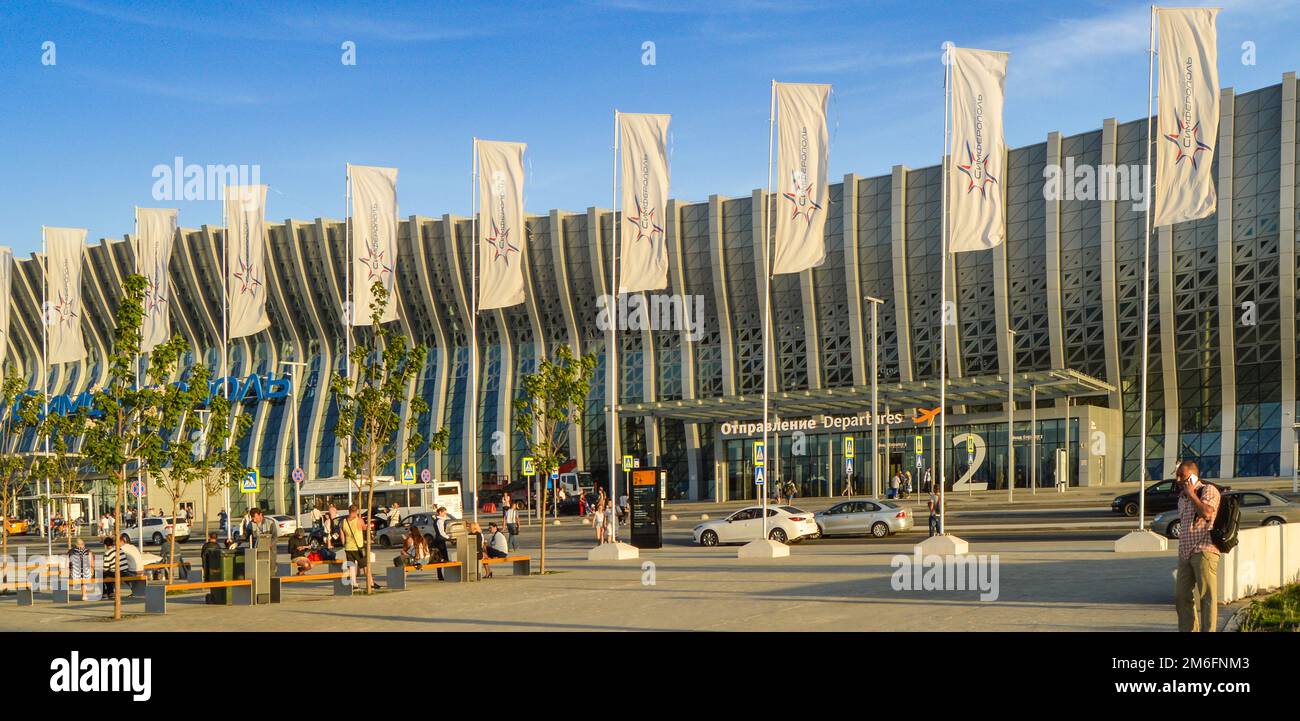 SIMFEROPOL, CRIMÉE, RUSSIE-06 juin 2018 : nouveau terminal passagers moderne de l'aéroport international de Simferopol. Vue de la Reuni Banque D'Images