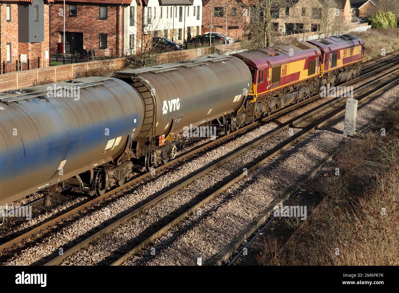 DB Cargo classe 66 locos 66110 et 66111 transportent le service 6Z16 0900 Kingsbury à Humber Oil Refinery par Scunthorpe le 04/01/23. Banque D'Images