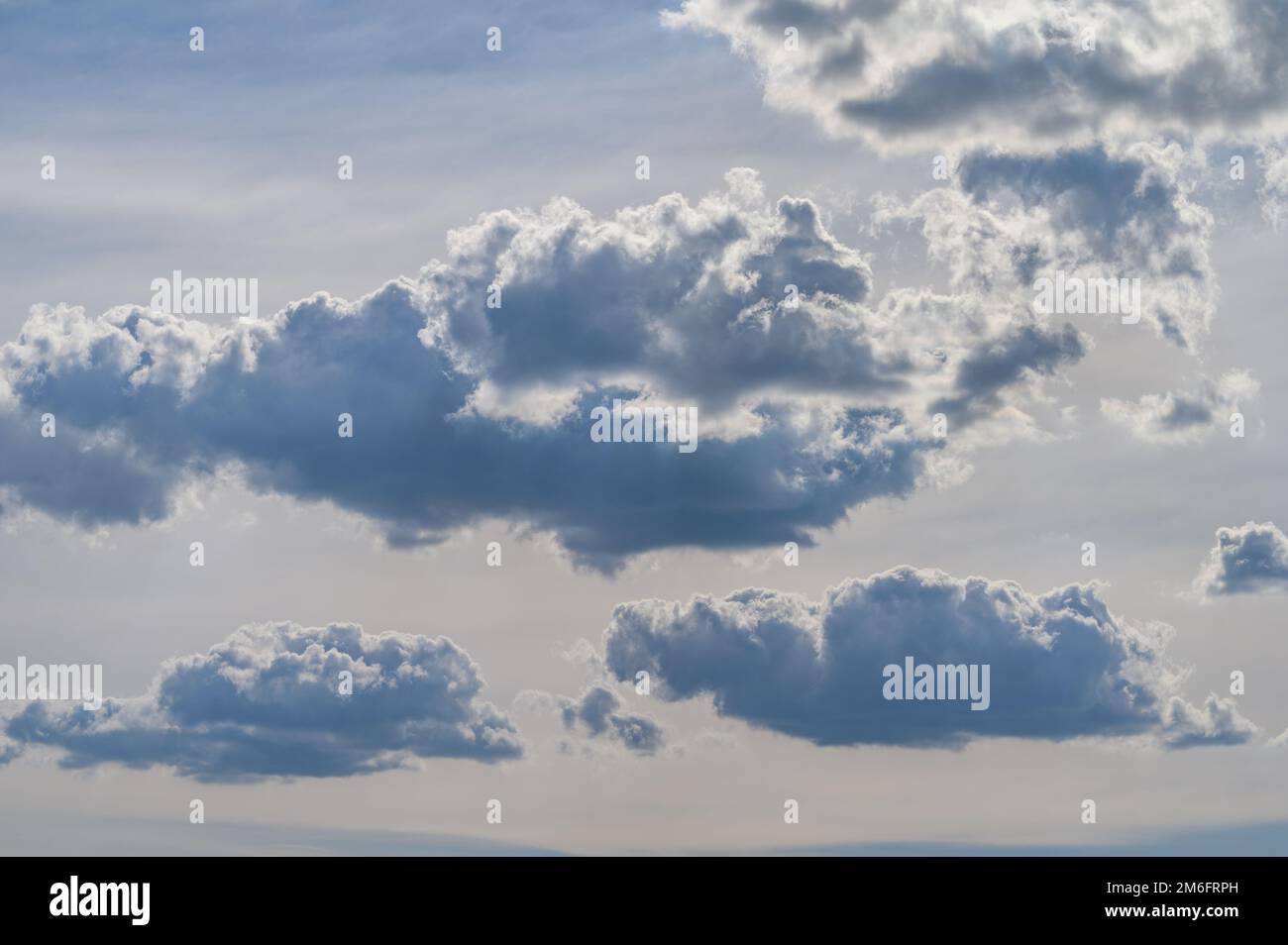 Ciel bleu avec des nuages Banque D'Images