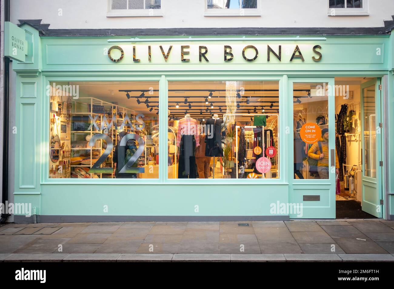 Londres - 2022 décembre : signalétique du magasin Oliver Bonas. Une chaîne de boutiques de mode et de cadeaux britannique Banque D'Images