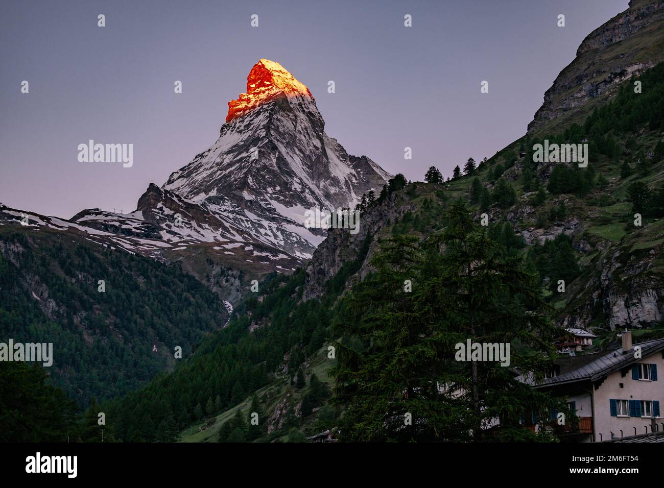 Le magnifique mont Cervin illuminé à Sunrise, la célèbre et emblématique montagne suisse des Alpes, Zermatt, Vala Banque D'Images