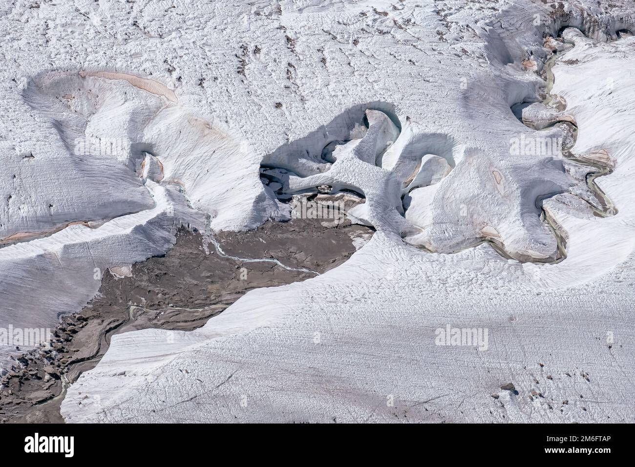 Fusion de glace dans le glacier - texture du glacier. Magnifique paysage panoramique des Alpes suisses. Vue sur Monte Rosa et G. Banque D'Images