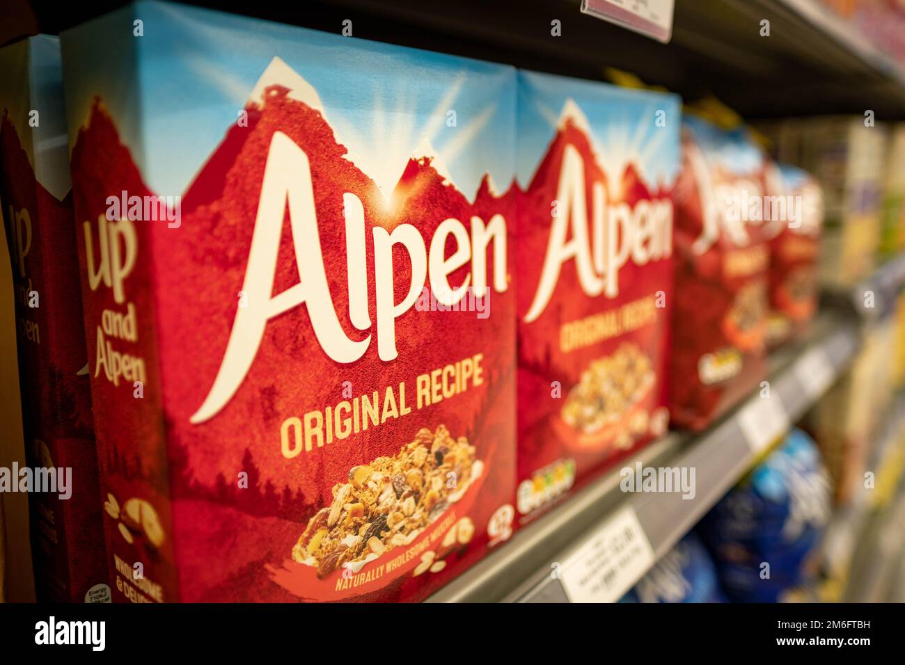 Surrey Royaume-Uni- décembre 2022: Boîtes Alpen sur la gamme de tablettes supermaket de variétés de muesli fabriquées par la société céréalière Weetabix Banque D'Images