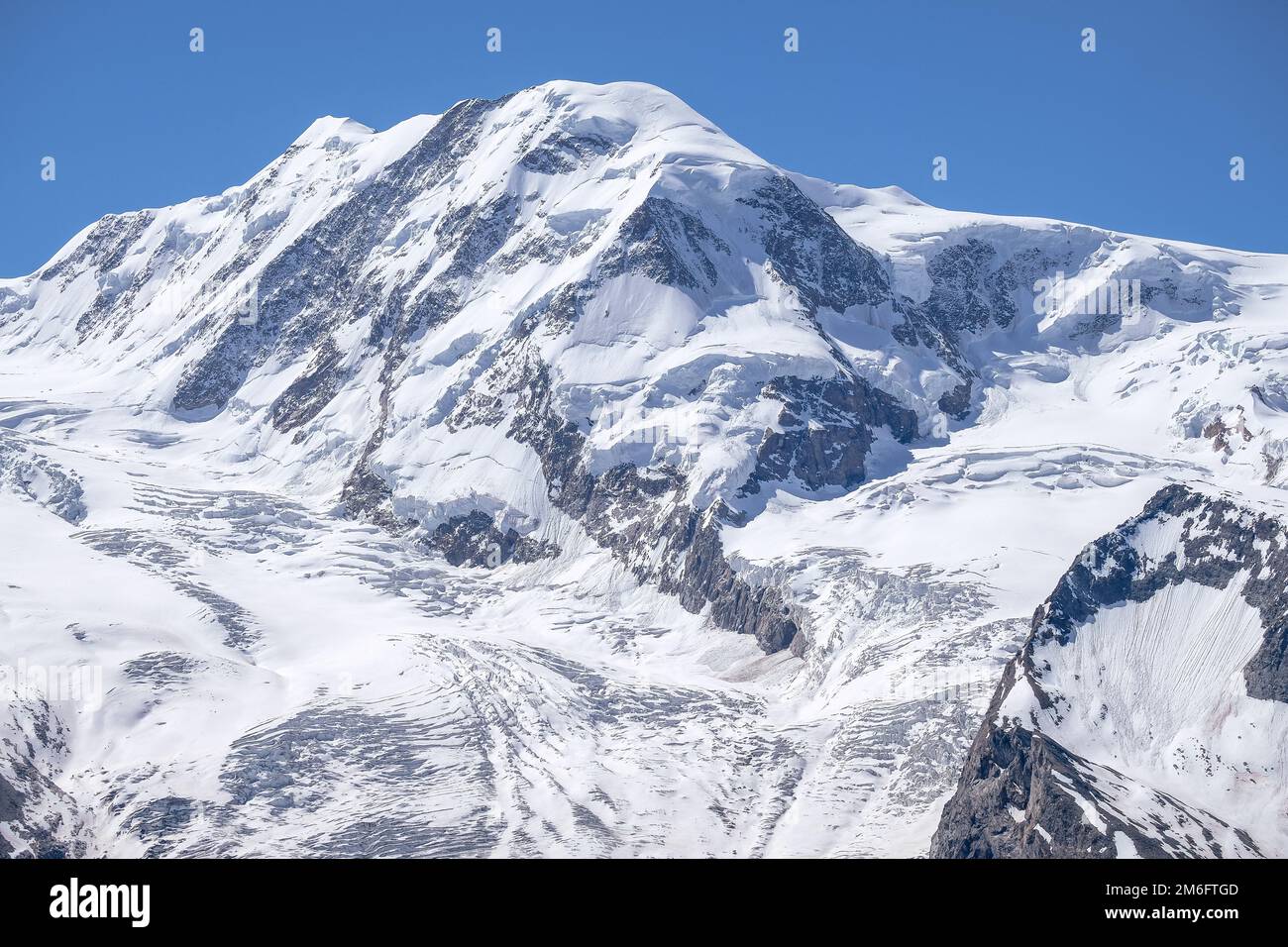 Crête montagneuse alpine à la frontière de la Suisse et de l'Italie. Magnifique paysage panoramique des Alpes suisses. Vue sur Monte Rosa Banque D'Images