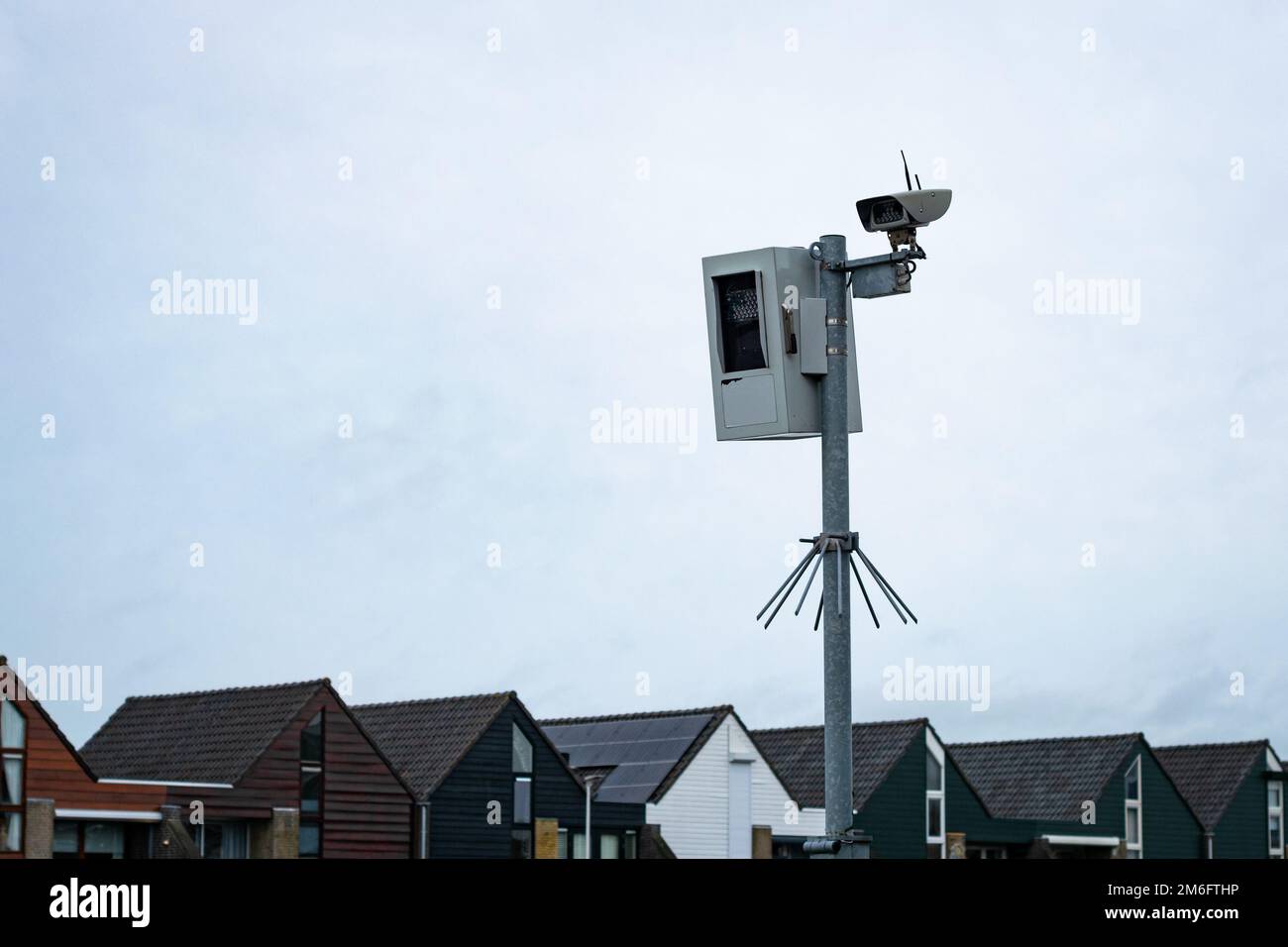 Caméra de surveillance qui enregistre la vitesse des voitures et prend une photo de la vitesse des voitures si nécessaire Banque D'Images