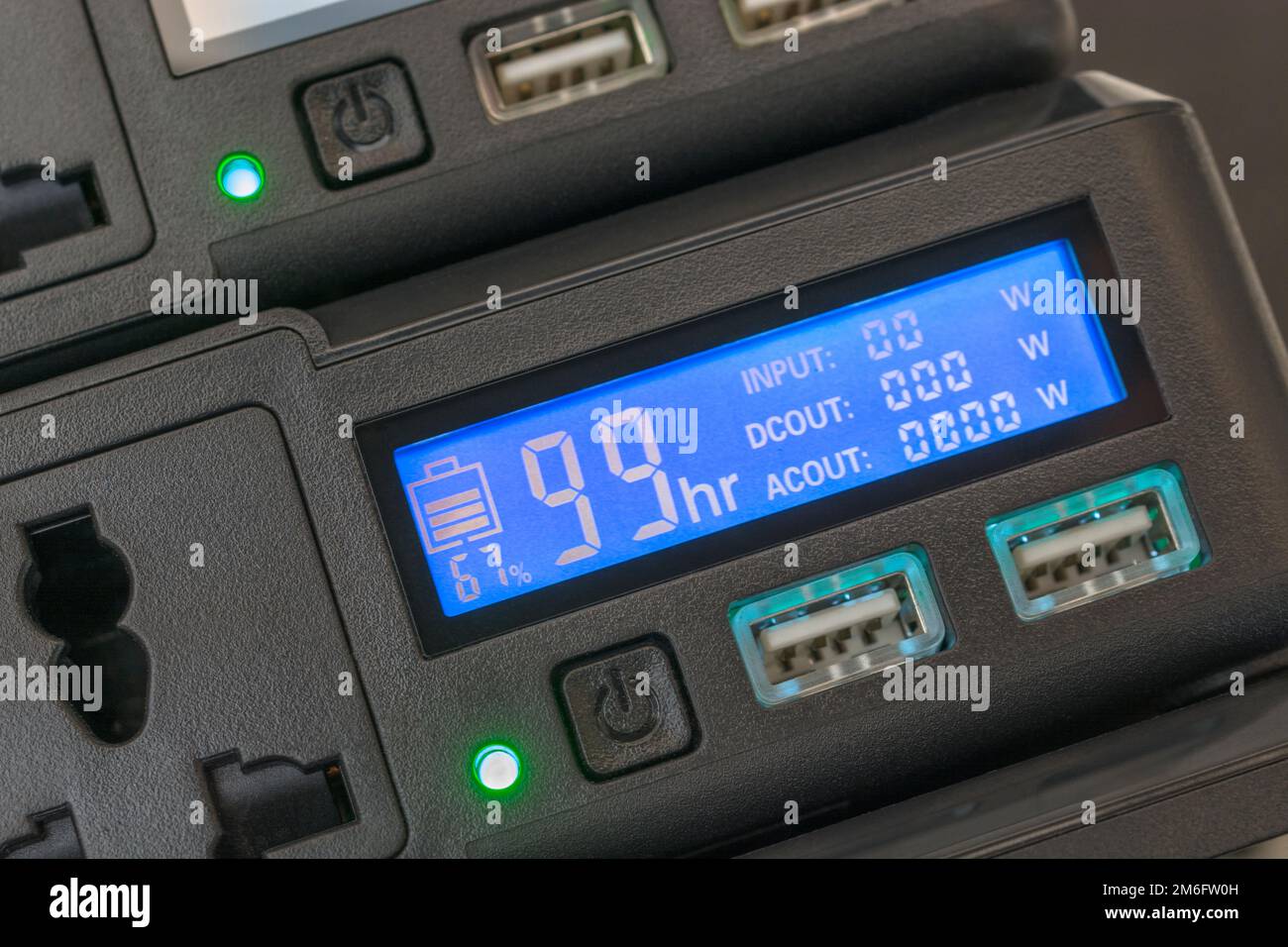 Gros plan des voyants d'état de charge de la banque d'énergie solaire / générateur solaire Allpower 200W/154Wh. Petite batterie solaire fournissant une alimentation d'urgence Voir les notes Banque D'Images