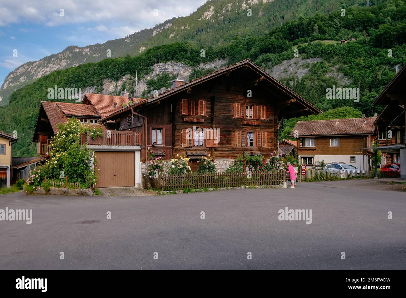 Belles maisons traditionnelles en bois dans un petit village pittoresque dans le lac de Brienz - les Alpes suisses - Iseltwald, Suisse Banque D'Images