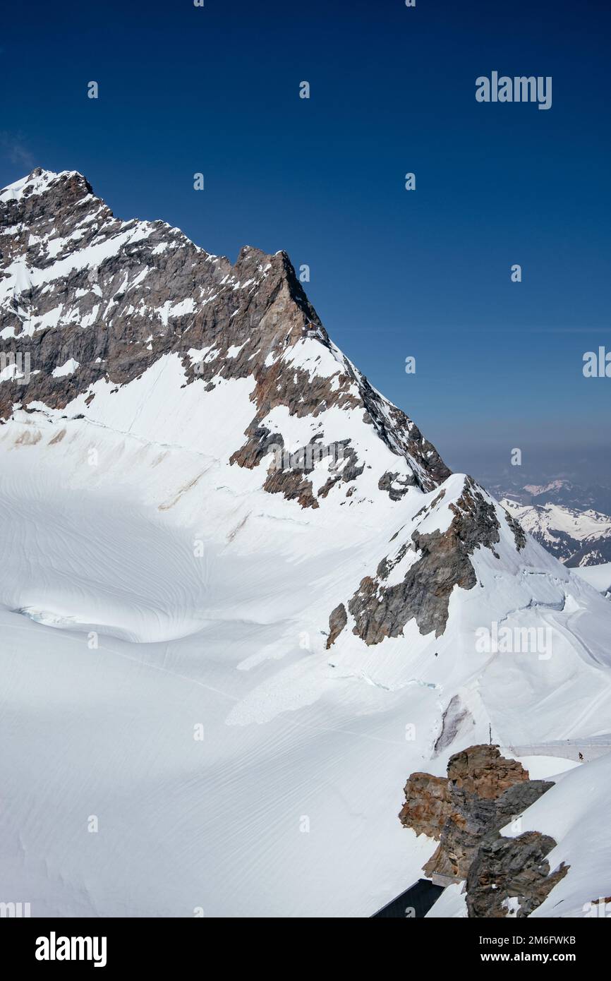 Montagne enneigée - vue depuis l'observatoire Jungfraujoch Sphinx - région de Jungfrau, mönch, Eiger - Alpes suisses, Suisse Banque D'Images
