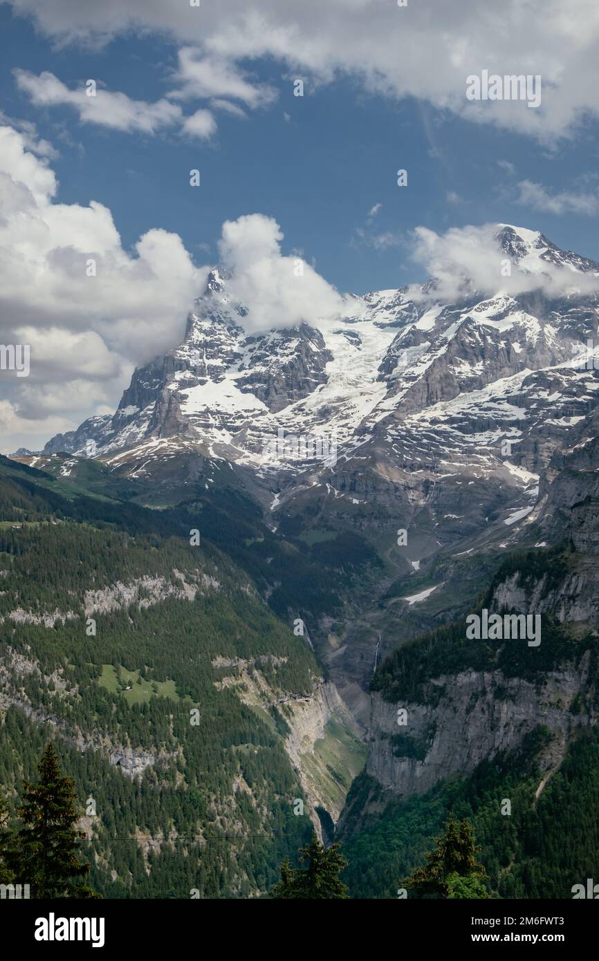 Vue panoramique aérienne de la vallée de Lauterbrunnen depuis le Mürren Small Village - région de Jungfrau en été - Alpes suisses, Suissela Banque D'Images